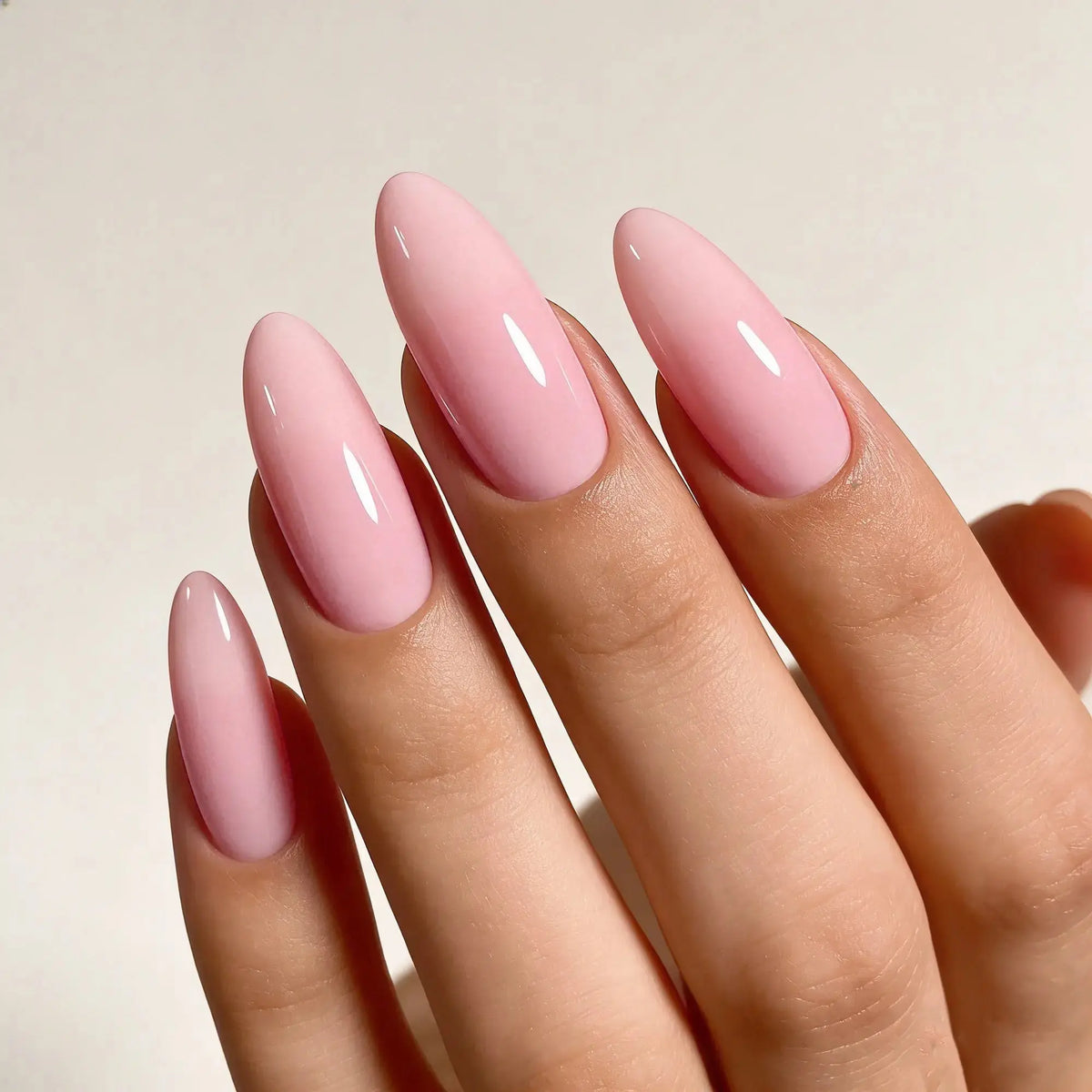 Manucure rose laiteux — sélection Octobre Rose Beauty Distribution