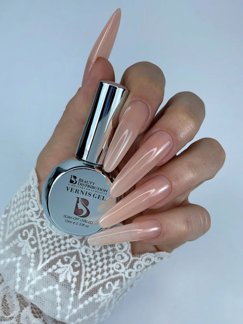 Vernis B091 nude pêche laiteux sur une manucure longue et brillante, flacon 10 ml en main.