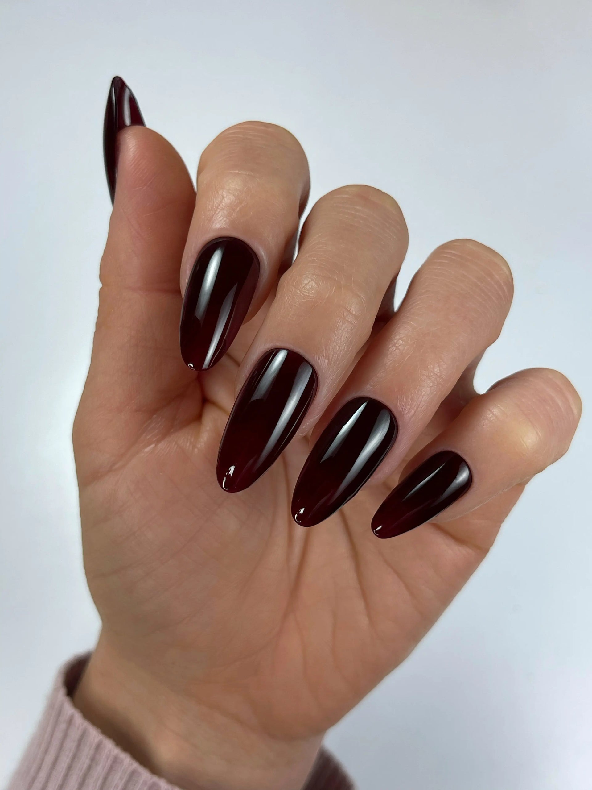 Vernis Semi-Permanent A258 – Cerise Noir Intense (10ml) – UV/LED - Beauty Distribution