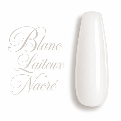 Blanc Laiteux Nacré – capsule nuancier vernis semi-permanent UV LED Beauty Distribution, blanc nacré légèrement translucide à effet perlé, finition ultra brillante glossy. Idéal pour une manucure élégante, babyboomer, French, bridal, nude et nail art professionnel. Couleur gel UV haut de gamme pour prothésistes ongulaires.