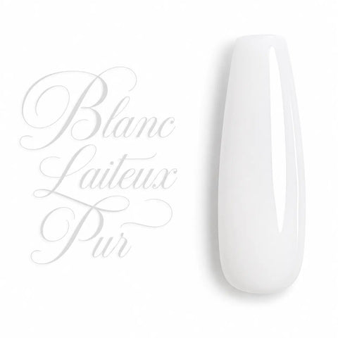 E121 Milky White : nuancier blanc laiteux sur capsule brillante.