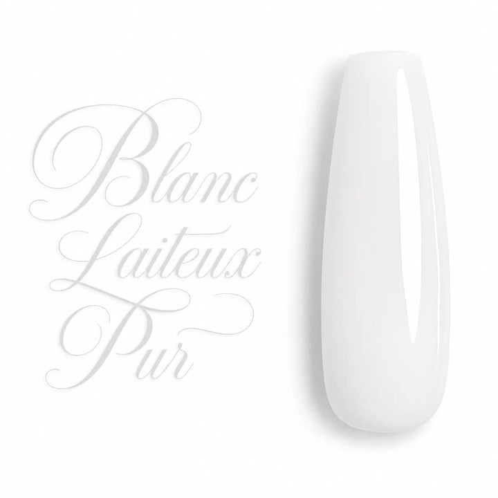 Blanc Laiteux Pur – Nuancier de gel UV professionnel sur capsule ballerine brillante, blanc laiteux pastel légèrement translucide à finition glossy crémeuse. Vernis semi-permanent haute pigmentation pour manucure, gainage, Nail Art, French manucure et pose en gel UV/LED. Couleur élégante, naturelle et lumineuse, idéale pour les prothésistes ongulaires et les instituts de beauté