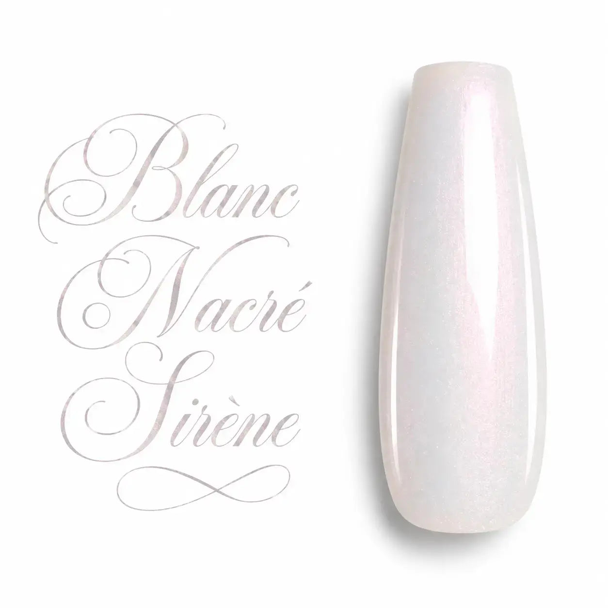 Gel UV semi-permanent Blanc Nacré Sirène Beauty Distribution présenté sur une capsule d’ongle ballerine longue. Teinte blanc nacré aux reflets rose pastel irisés, légèrement translucide, avec une finition ultra brillante effet perle. Idéal pour une manucure élégante, babyboomer, babyboomer irisé, nail art raffiné, pose américaine, gainage, BIAB et ongles naturels. Vernis gel UV/LED professionnel haute pigmentation, longue tenue, finition glossy premium.