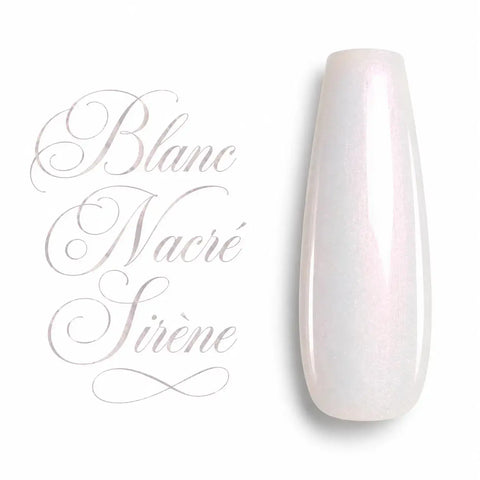 Gel UV semi-permanent Blanc Nacré Sirène Beauty Distribution présenté sur une capsule d’ongle ballerine longue. Teinte blanc nacré aux reflets rose pastel irisés, légèrement translucide, avec une finition ultra brillante effet perle. Idéal pour une manucure élégante, babyboomer, babyboomer irisé, nail art raffiné, pose américaine, gainage, BIAB et ongles naturels. Vernis gel UV/LED professionnel haute pigmentation, longue tenue, finition glossy premium.
