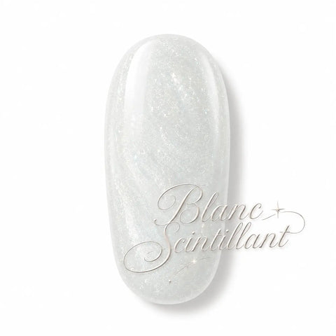 Vernis gel Blanc Scintillant Beauty Distribution, teinte blanc nacré pailleté sur capsule glossy, finition brillante effet gel professionnel avec reflets lumineux pour manucure chic, élégante et raffinée.