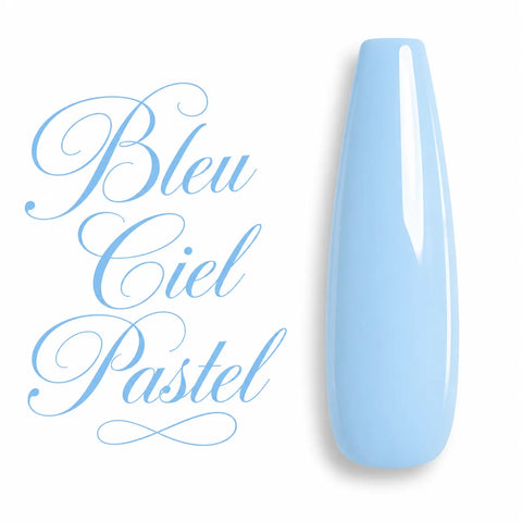 Bleu Ciel Pastel – Capsule nuancier de vernis semi-permanent UV/LED bleu pastel glossy sur fond blanc, finition crémeuse ultra brillante. Échantillon couleur professionnel pour prothésistes ongulaires, nail art, manucure, gel UV, BIAB et pose d’ongles en salon.