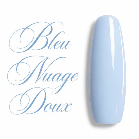 Gel UV semi-permanent Bleu Nuage Doux présenté sur une capsule d'ongle ballerine longue avec une finition ultra brillante. Cette teinte bleu pastel laiteux, légèrement translucide, offre un rendu doux, élégant et lumineux, idéal pour les poses naturelles, les baby boomer, les manucures minimalistes et les créations raffinées. Nuancier professionnel sur fond blanc, parfait pour les prothésistes ongulaires, les instituts de beauté et les salons de manucure. Vernis semi-permanent bleu pastel, gel UV LED haute 