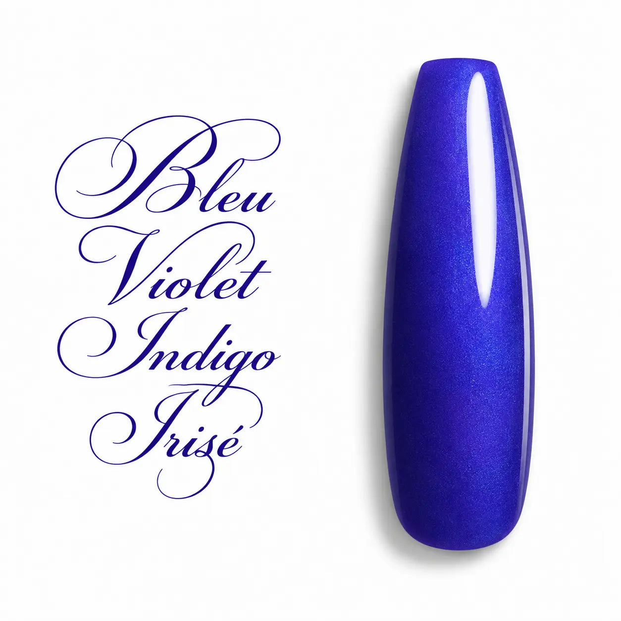 Capsule de nuancier pour vernis semi-permanent et gel UV Bleu Violet Indigo Irisé, finition nacrée et irisée aux reflets bleu électrique et violet profond. Ongle forme ballerine longue avec effet ultra brillant sur fond blanc, idéal pour la pose d'ongles en gel, le nail art professionnel, la manucure UV LED et les prothésistes ongulaires.