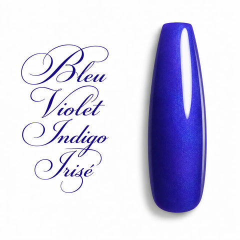 Capsule de nuancier pour vernis semi-permanent et gel UV Bleu Violet Indigo Irisé, finition nacrée et irisée aux reflets bleu électrique et violet profond. Ongle forme ballerine longue avec effet ultra brillant sur fond blanc, idéal pour la pose d'ongles en gel, le nail art professionnel, la manucure UV LED et les prothésistes ongulaires.