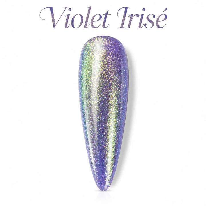 Capsule d’ongle Violet Irisé Beauty Distribution, vernis gel violet holographique irisé aux reflets multicolores, finition brillante, rendu packshot luxe sur fond blanc pour manucure professionnelle et nail art.
