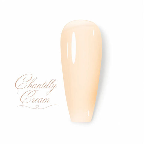 Vernis gel Beauty Distribution Chantilly Cream, teinte nude crème ivoire, finition brillante, swatch capsule sur fond blanc, manucure élégante et professionnelle.
