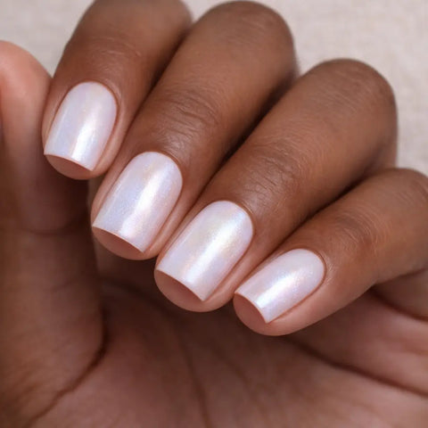 Vernis Semi-Permanent E112 – Milky Shimmer / Blanc Nacré Irisé – UV/LED (10ml) Beauty Distribution