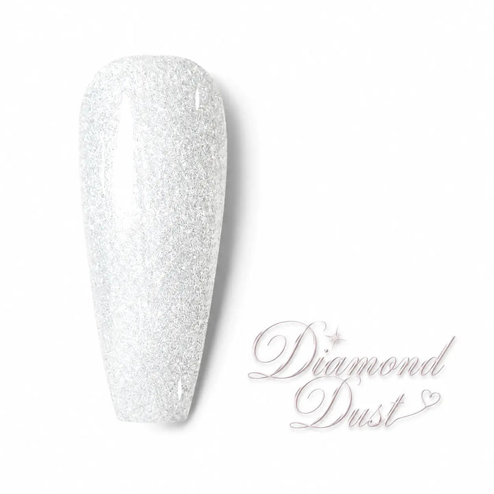 Vernis gel Diamond Dust Beauty Distribution, teinte blanc argenté pailleté effet diamant, capsule couleur scintillante sur fond blanc pour manucure professionnelle UV/LED.
