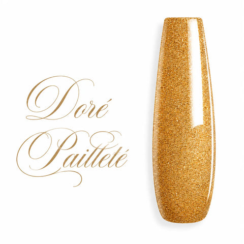 Capsule d’ongle ballerine longue doré pailleté, finition glossy scintillante, nuancier professionnel de vernis semi-permanent et gel UV.