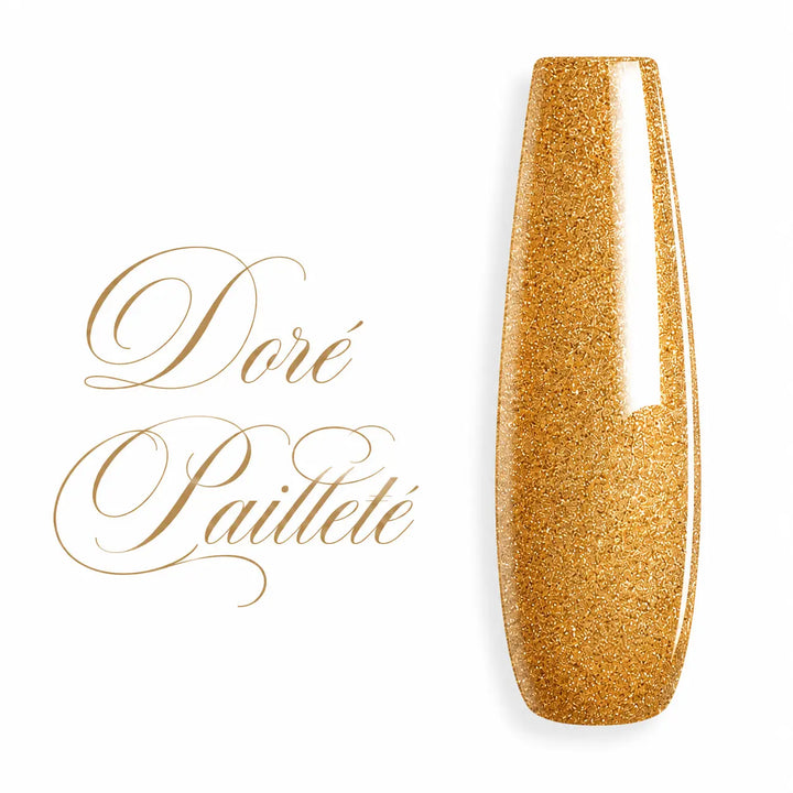 Capsule d’ongle ballerine longue doré pailleté, finition glossy scintillante, nuancier professionnel de vernis semi-permanent et gel UV.