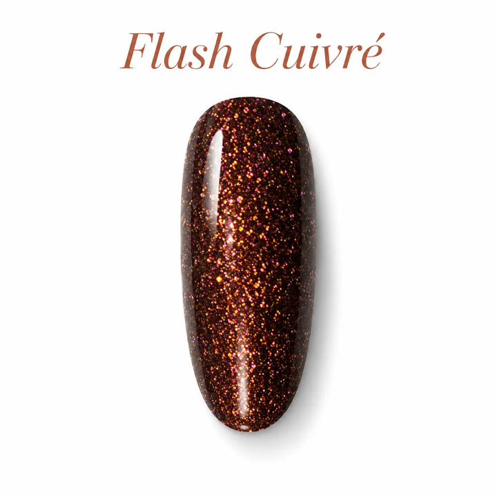 Capsule d’ongle Flash Cuivré Beauty Distribution, vernis gel cuivré scintillant effet neon reflect, reflets cuivre rose et dorés, finition brillante, rendu packshot luxe sur fond blanc pour manucure professionnelle et nail art.
