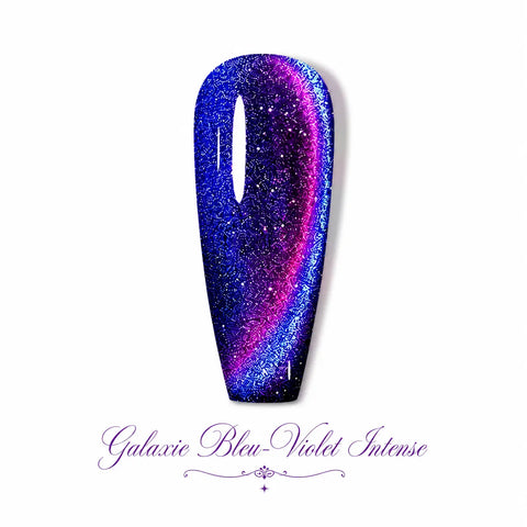 Vernis gel Galaxie Bleu-Violet Intense Beauty Distribution, effet cat eye magnétique bleu profond et violet scintillant, capsule couleur glossy sur fond blanc pour manucure professionnelle UV/LED.