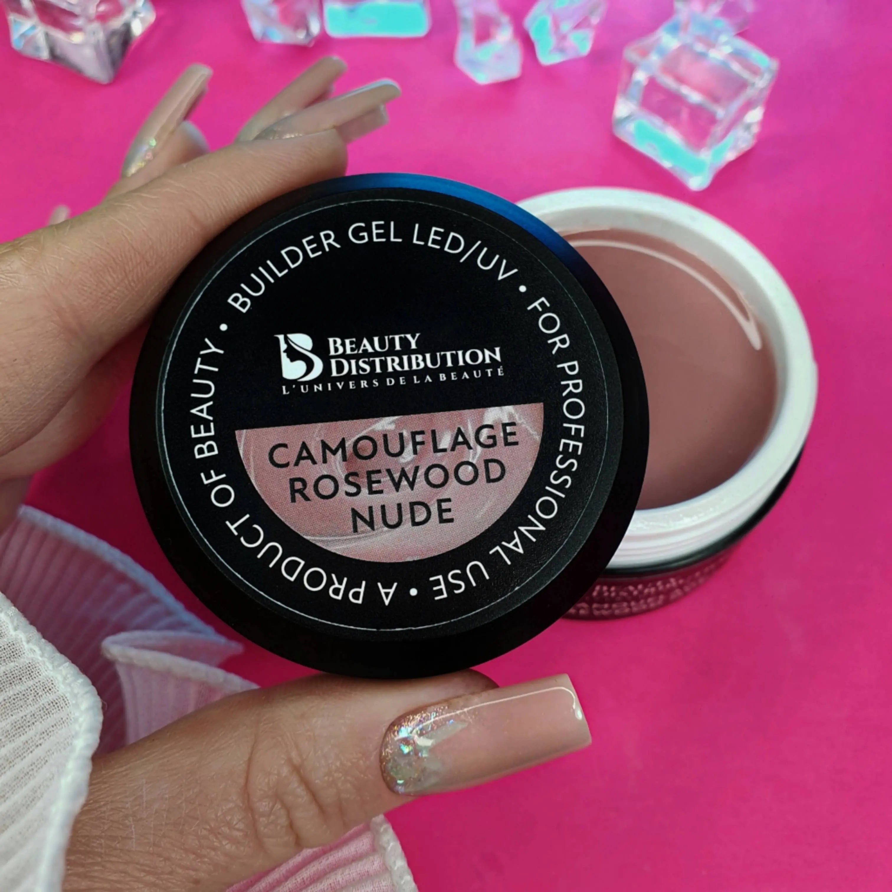 Gel Camouflage Rosewood Nude Beauty Distribution, builder gel LED/UV rose nude professionnel en pot, teinte naturelle couvrante pour gainage, extension d’ongles et manucure salon, rendu lifestyle avec nail art.