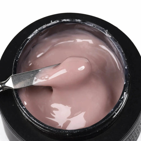 Gel de construction Master Thixo Velvet Beige Beauty Distribution, builder gel beige rosé épais et brillant en pot, texture thixotrope sur spatule, idéal gainage, extension d’ongles et manucure professionnelle.