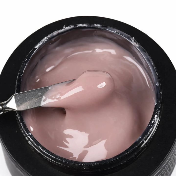 Gel de construction Master Thixo Velvet Beige Beauty Distribution, builder gel beige rosé épais et brillant en pot, texture thixotrope sur spatule, idéal gainage, extension d’ongles et manucure professionnelle.