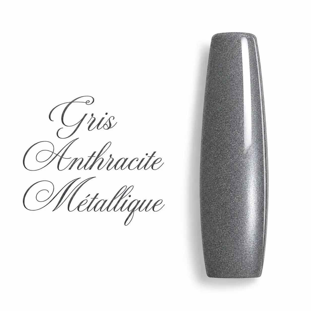 Capsule d’ongle ballerine longue en vernis gel gris anthracite métallique, finition brillante et scintillante, sur fond blanc premium.