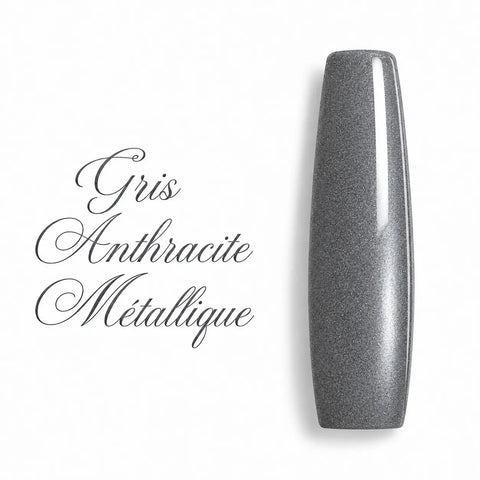 Capsule d’ongle ballerine longue en vernis gel gris anthracite métallique, finition brillante et scintillante, sur fond blanc premium.