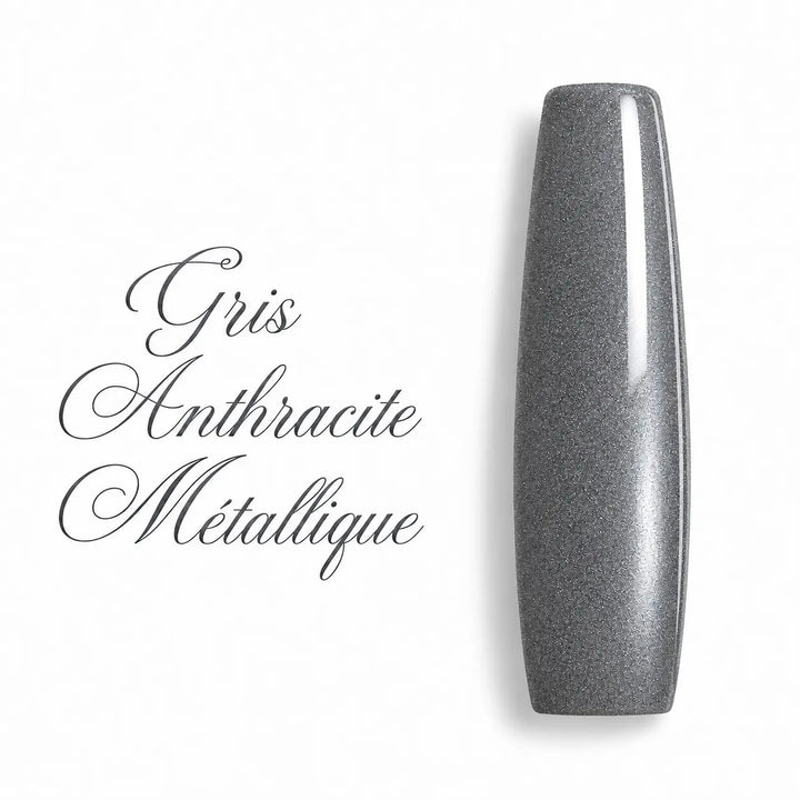 Capsule d’ongle ballerine longue en vernis gel gris anthracite métallique, finition brillante et scintillante, sur fond blanc premium.