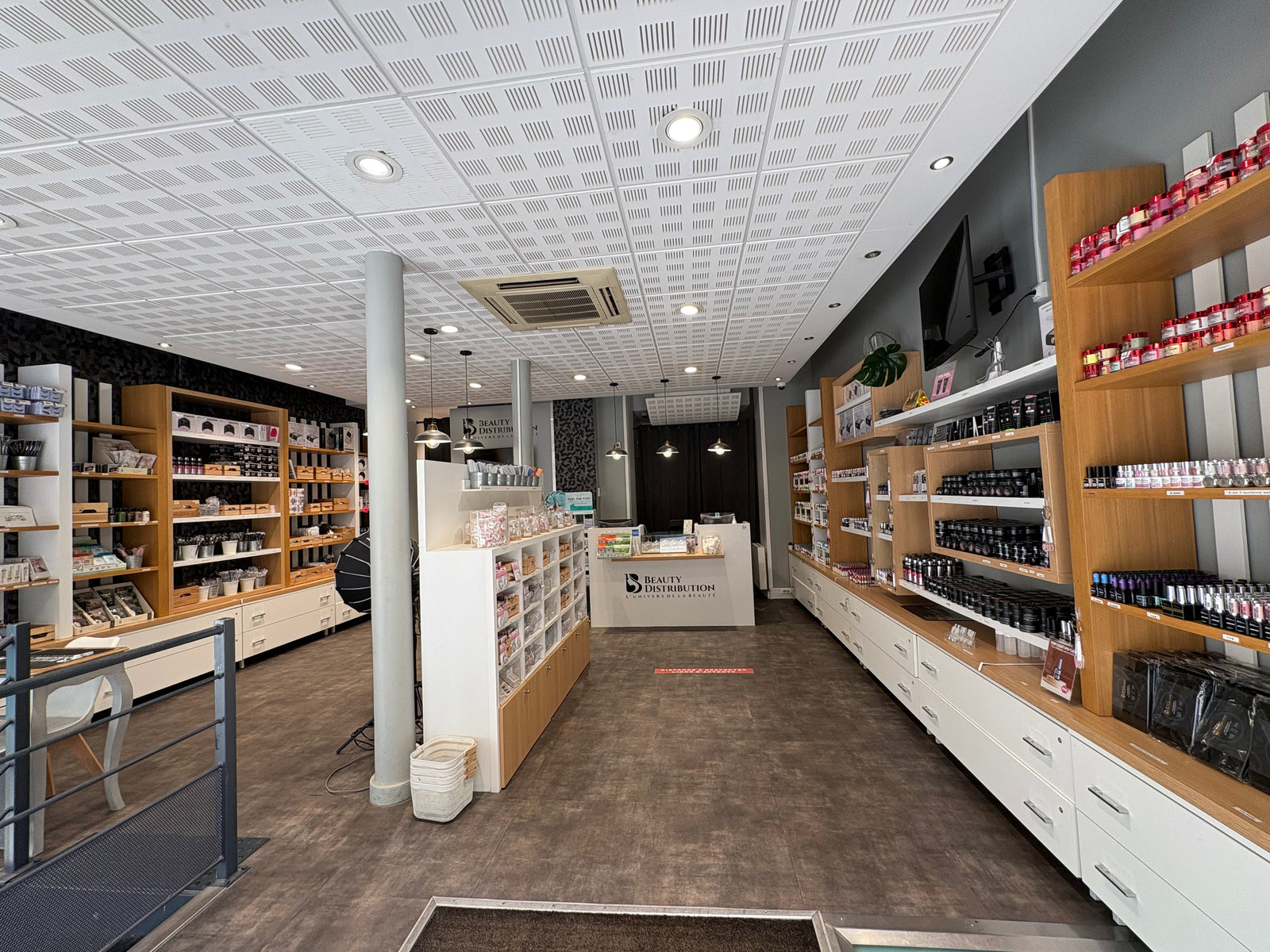 Vue intérieure de la boutique Beauty Distribution à Paris