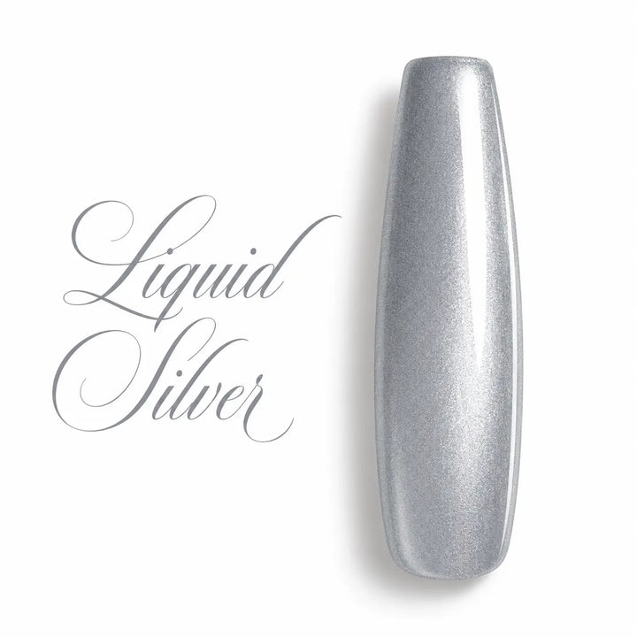 Capsule d’ongle ballerine longue présentant le vernis gel semi-permanent Liquid Silver Beauty Distribution, une teinte argent métallisé lumineuse aux micro-paillettes raffinées, finition ultra brillante UV & LED, idéale pour une manucure chrome élégante et professionnelle.