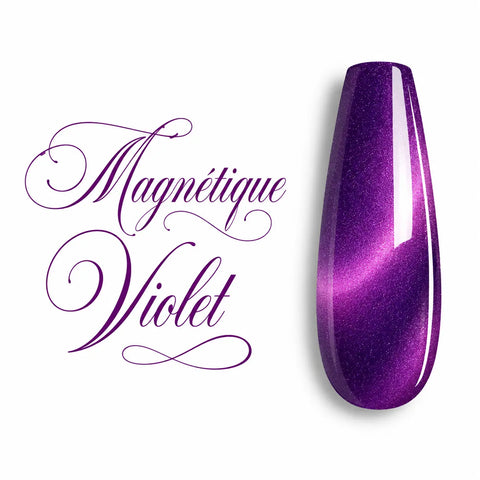 Capsule d’ongle ballerine Magnétique Violet, gel UV violet intense à effet cat eye lumineux, finition ultra brillante et pailletée, présentée sur fond blanc avec lettrage calligraphique élégant.
