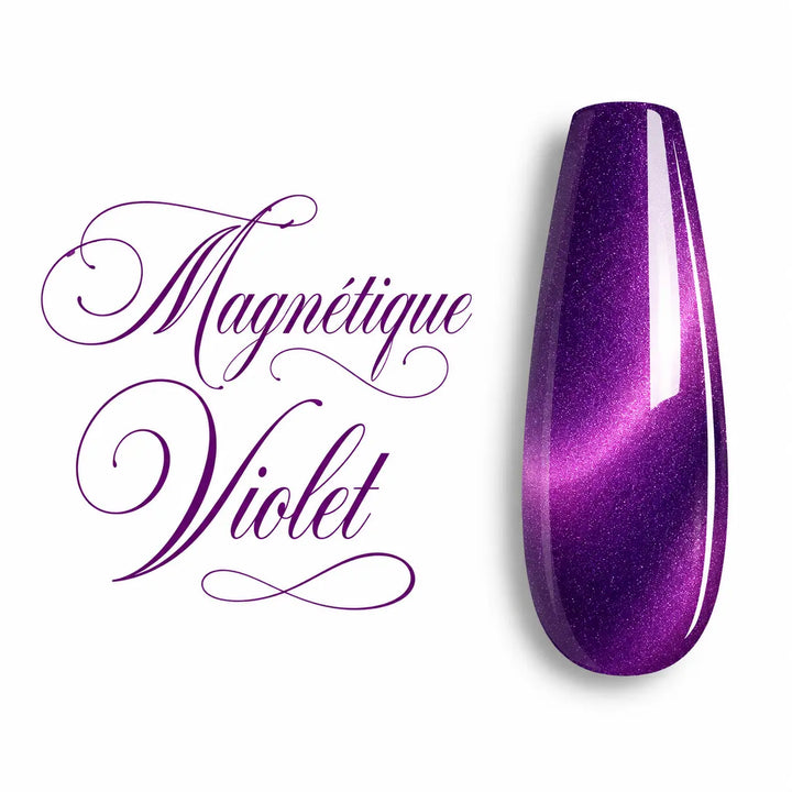 Capsule d’ongle ballerine Magnétique Violet, gel UV violet intense à effet cat eye lumineux, finition ultra brillante et pailletée, présentée sur fond blanc avec lettrage calligraphique élégant.