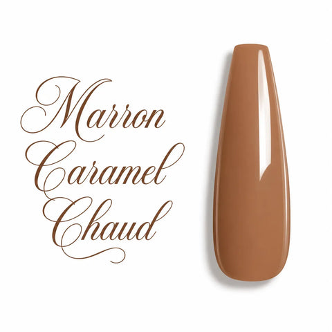 Vernis semi-permanent gel UV LED Marron Caramel Chaud, teinte marron caramel chaude, crémeuse et lumineuse avec finition ultra brillante. Capsule en forme ballerine sur fond blanc, idéale pour manucure professionnelle, nail art, gainage, pose gel UV, BIAB et faux ongles. Couleur élégante et intemporelle pour toutes les saisons.