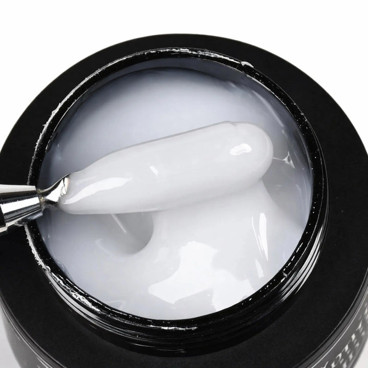 Gel de construction Master Thixo Milky White Beauty Distribution, builder gel blanc laiteux épais et brillant en pot, texture thixotrope sur spatule, idéal gainage, extension d’ongles et manucure professionnelle.