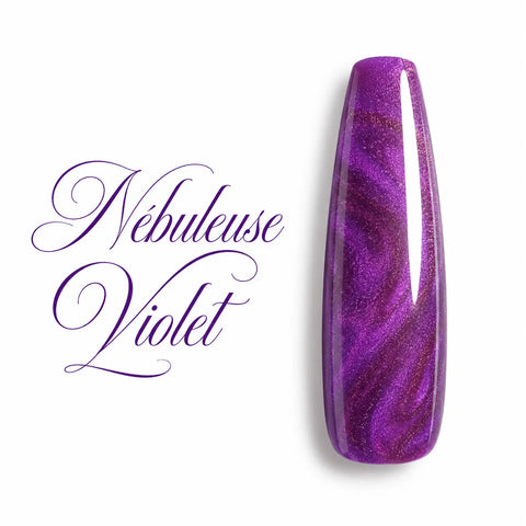 Capsule d’ongle ballerine Nébuleuse Violet, vernis semi-permanent UV LED effet Cat Eye 9D violet pailleté, finition brillante et magnétique.