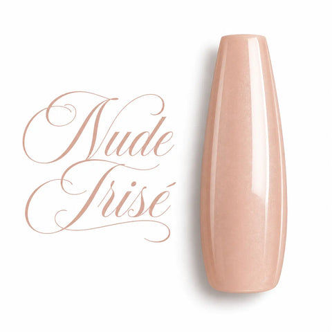 Capsule d’ongle ballerine longue en gel UV nude irisé, finition brillante et nacrée, présentée sur fond blanc avec le nom « Nude Irisé » en calligraphie élégante.