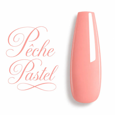 Nuancier de vernis semi-permanent Pêche Pastel Beauty Distribution présenté sur une capsule d’ongle ballerine brillante. Teinte rose pêche pastel légèrement translucide, finition glossy crémeuse, idéale pour les poses nude, baby boomer, French manucure, gainage, nail art et manucure professionnelle en gel UV LED.