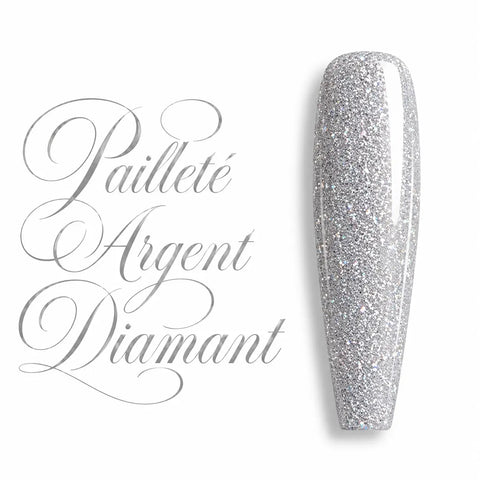 Gel UV couleur Pailleté Argent Diamant présenté sur une capsule d’ongle ballerine brillante, avec une finition argentée ultra scintillante composée de fines paillettes effet diamant. Nuance lumineuse, intense et réfléchissante, idéale pour les poses d’ongles en gel UV, vernis semi-permanent, Nail Art, Baby Boomer, French revisitée, poses de fête, mariages et créations professionnelles. Nuancier de couleur premium sur fond blanc, parfait pour prothésistes ongulaires et instituts de beauté