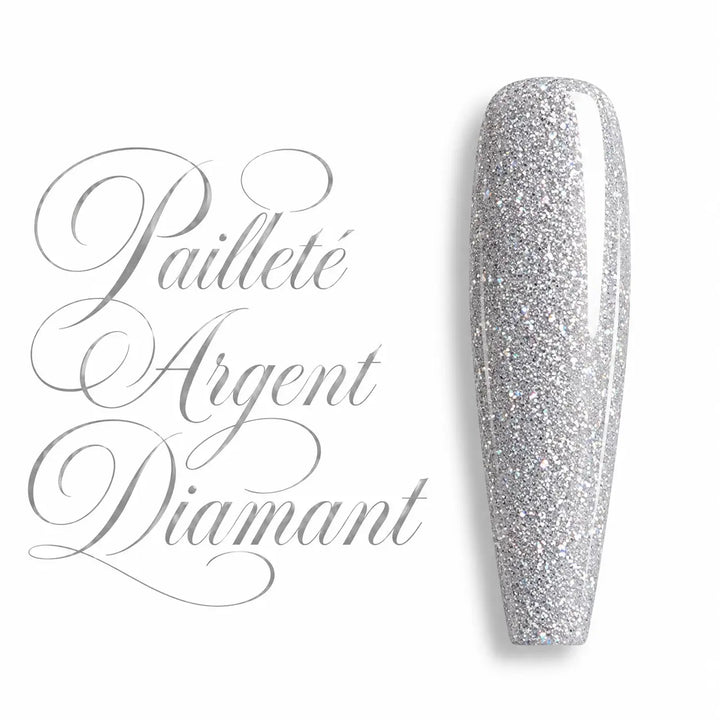 Gel UV couleur Pailleté Argent Diamant présenté sur une capsule d’ongle ballerine brillante, avec une finition argentée ultra scintillante composée de fines paillettes effet diamant. Nuance lumineuse, intense et réfléchissante, idéale pour les poses d’ongles en gel UV, vernis semi-permanent, Nail Art, Baby Boomer, French revisitée, poses de fête, mariages et créations professionnelles. Nuancier de couleur premium sur fond blanc, parfait pour prothésistes ongulaires et instituts de beauté