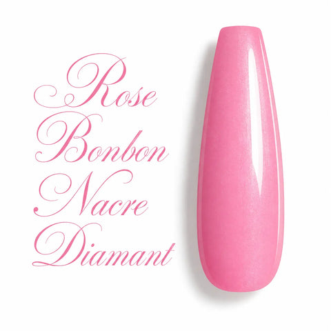 Capsule de vernis gel semi-permanent Rose Bonbon Nacre Diamant sur fond blanc, présentée en forme ballerine avec une finition ultra brillante. Cette teinte rose bonbon pastel légèrement translucide dévoile un délicat effet nacré et des reflets diamant subtils pour un rendu lumineux, élégant et raffiné. Nuancier professionnel idéal pour les prothésistes ongulaires, les poses en gel UV, gainage, Nail Art et manucures longue tenue.