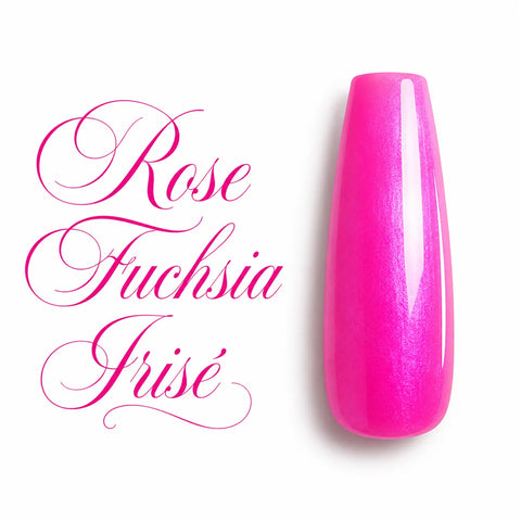 Gel UV couleur Rose Fuchsia Irisé présenté sur une capsule d’ongle ballerine brillante avec finition glossy ultra lumineuse. Cette teinte rose fuchsia intense aux reflets irisés offre un rendu élégant, moderne et éclatant, idéal pour les poses en gel UV, vernis semi-permanent, BIAB, gainage, Nail Art et manucures professionnelles. Nuancier premium pour prothésistes ongulaires, parfait pour une finition longue tenue et un effet lumineux sophistiqué.
