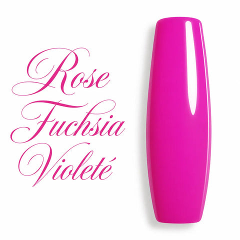 Capsule d’ongle ballerine longue en vernis semi-permanent Rose Fuchsia Violeté, finition ultra brillante, avec nom de la teinte en calligraphie élégante sur fond blanc.