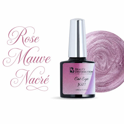 Vernis semi-permanent Cat Eye Rose Mauve Nacré Beauty Distribution, nuance rose mauve pastel nacrée aux reflets lumineux et effet œil de chat magnétique. Capsule ballerine finition ultra brillante sur fond blanc, idéale pour les poses d'ongles professionnelles, nail art, manucure UV/LED et prothésistes ongulaires.