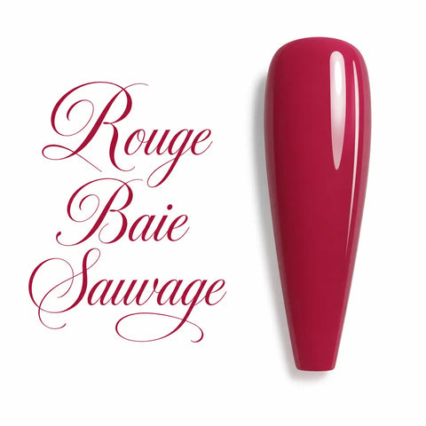 Gel polish UV/LED Rouge Baie Sauvage présenté sur une capsule d’ongle ballerine longue avec finition ultra brillante glossy. Cette teinte rouge baie profonde, élégante et intense offre une couvrance homogène et un rendu professionnel, idéal pour les poses en gel UV, vernis semi-permanent, gainage, nail art et manucures sophistiquées. Nuancier de couleur haute qualité sur fond blanc, parfait pour les prothésistes ongulaires et les instituts de beauté.