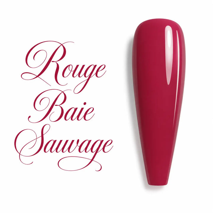 Gel polish UV/LED Rouge Baie Sauvage présenté sur une capsule d’ongle ballerine longue avec finition ultra brillante glossy. Cette teinte rouge baie profonde, élégante et intense offre une couvrance homogène et un rendu professionnel, idéal pour les poses en gel UV, vernis semi-permanent, gainage, nail art et manucures sophistiquées. Nuancier de couleur haute qualité sur fond blanc, parfait pour les prothésistes ongulaires et les instituts de beauté.