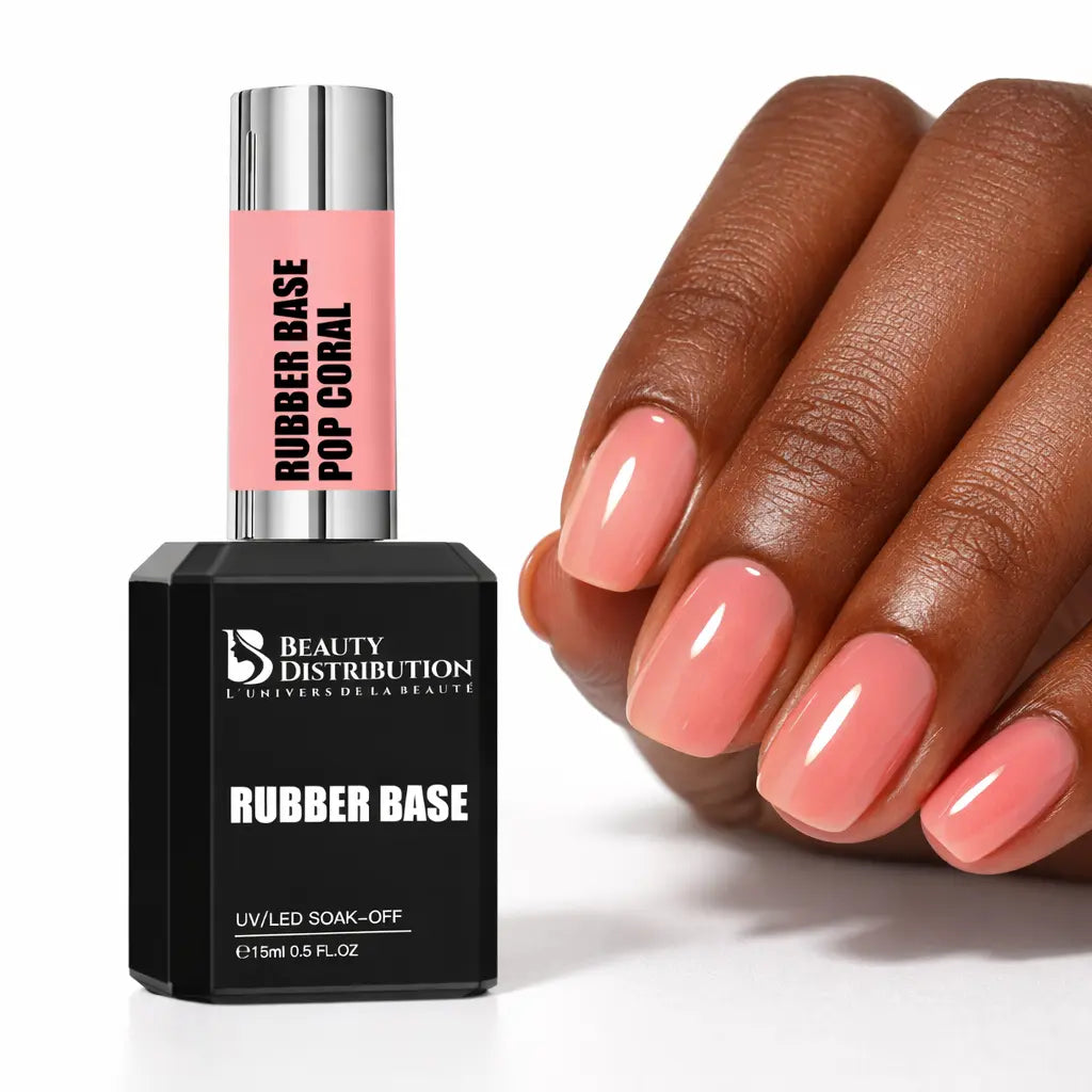 Rubber Base Pop Coral Beauty Distribution 15 ml, base gel soak-off UV/LED corail rosé, flacon noir packshot luxe avec manucure sur main métisse, finition brillante pour gainage et ongles professionnels.