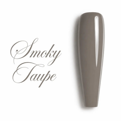 Capsule d’ongle ballerine longue en vernis semi-permanent Smoky Taupe, teinte taupe fumé glossy, sur fond blanc avec lettrage élégant.