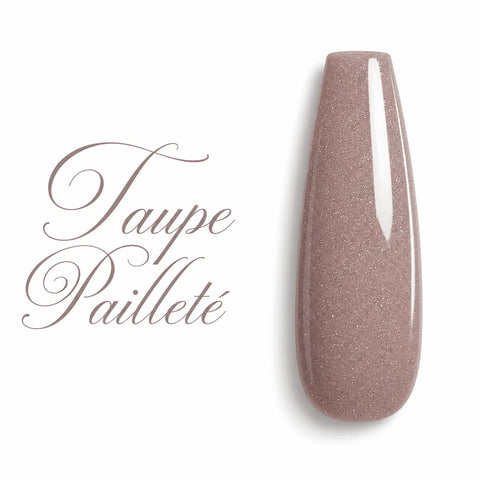 Visuel produit premium d'une capsule d'ongle ballerine présentant la teinte Taupe Pailleté, un vernis gel semi-permanent taupe nude légèrement rosé, enrichi de fines micro-paillettes scintillantes. Finition ultra brillante (glossy), couleur élégante, lumineuse et sophistiquée, idéale pour les poses naturelles, les manucures chic, les gainages en gel UV/LED, le BIAB et le nail art professionnel. Nuancier couleur haute définition sur fond blanc pour prothésistes ongulaires – Beauty Distribution.