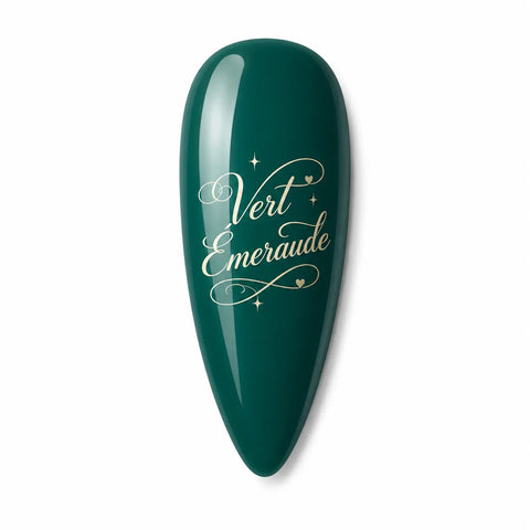 Capsule d’ongle amande longue Vert Émeraude, vernis gel UV LED vert profond ultra brillant, finition professionnelle effet glossy, inscription girly dorée élégante, nail art chic Beauty Distribution sur fond blanc.