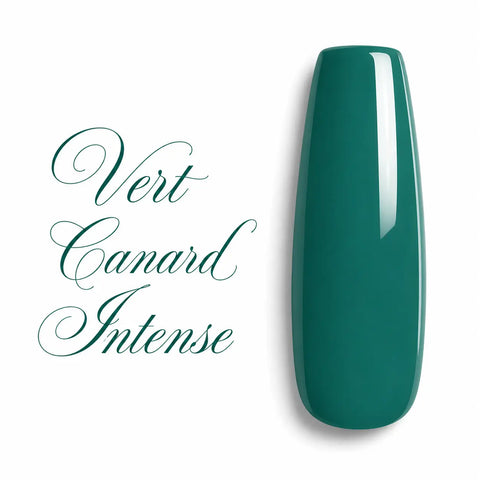 Capsule d’ongle ballerine longue en vernis gel semi-permanent Vert Canard Intense, finition ultra brillante, sur fond blanc avec texte calligraphié élégant