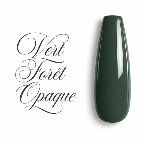 Capsule d’ongle ballerine longue en gel UV vert forêt opaque, finition ultra brillante, présentée sur fond blanc avec le nom de la teinte en calligraphie élégante.